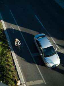 Autos et vélos: apprendre à cohabiter sur la route